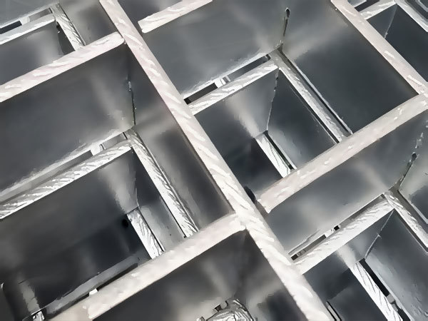 What are the standards for accepting plug-in steel grating