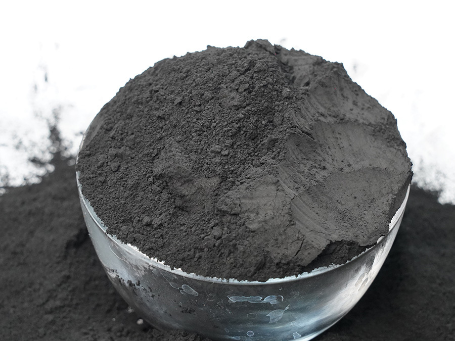 Treatment and disposal methods of waste activated carbon that adsorbs waste