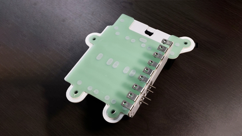 Integrated capacitor busbar