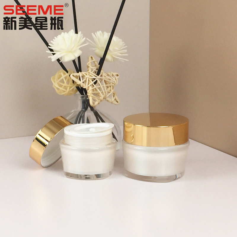 Rounded cap with four corners jar
