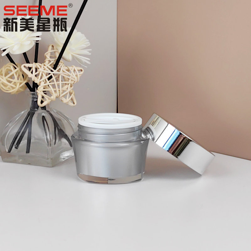 Rounded cap with four corners jar
