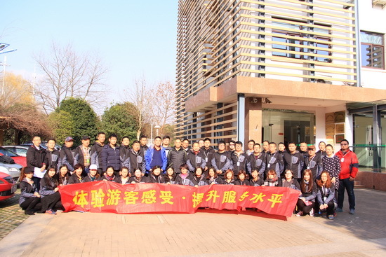 南京滨江公园开展“体验游客感受，提升公园服务”滨江徒步迎新活动