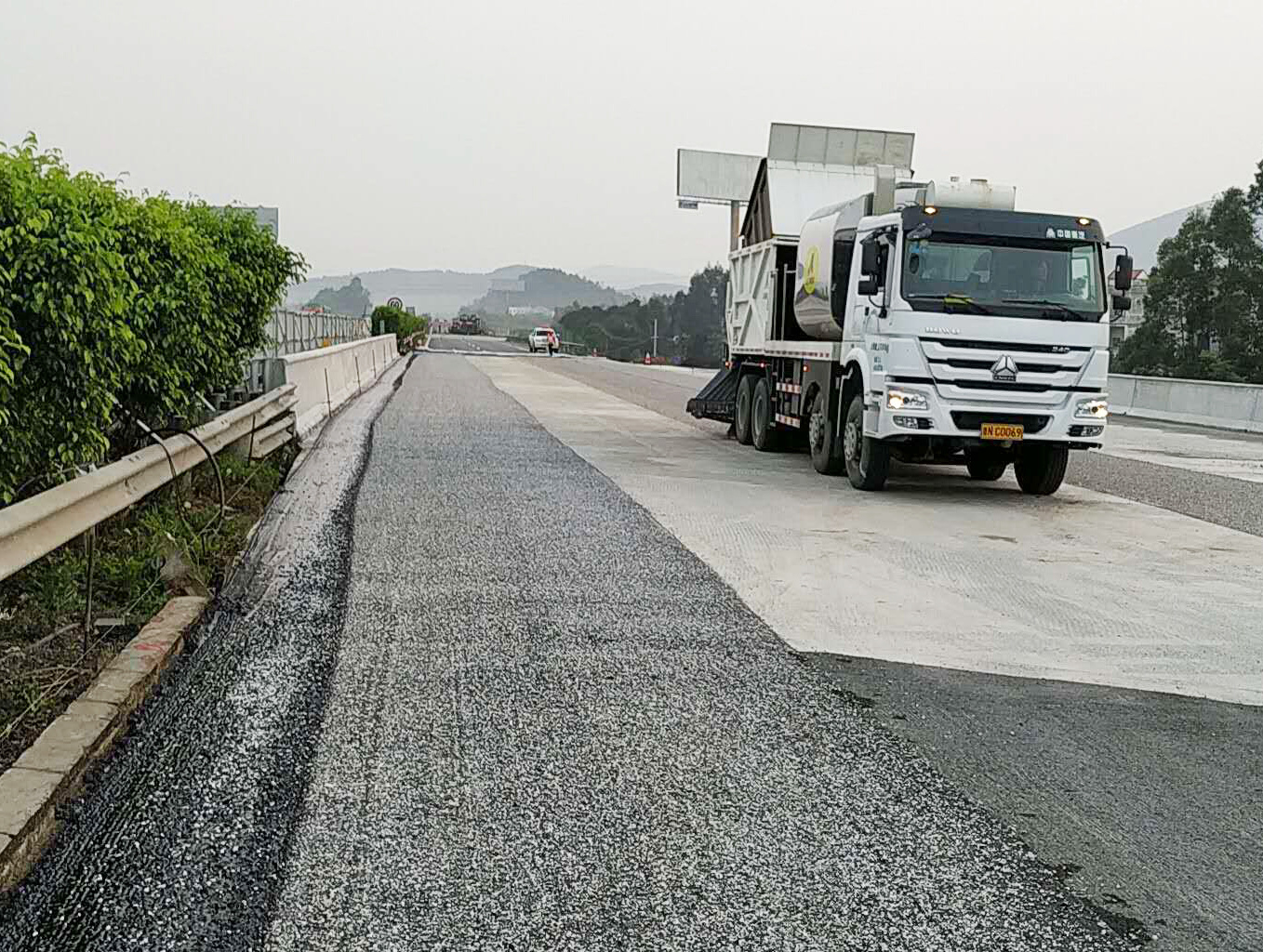 廣西南欽防高速公路改擴建十標(biāo)封層施工