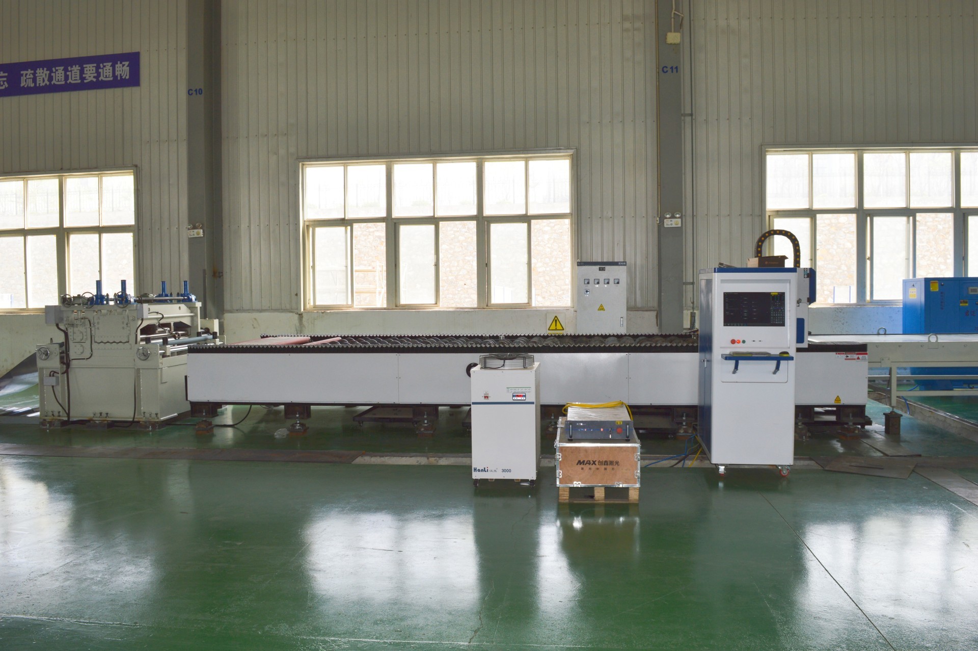 Guangxian CNC: производственная линия лазерной резки рулонного материала, включающая размотку, выравнивание и резку