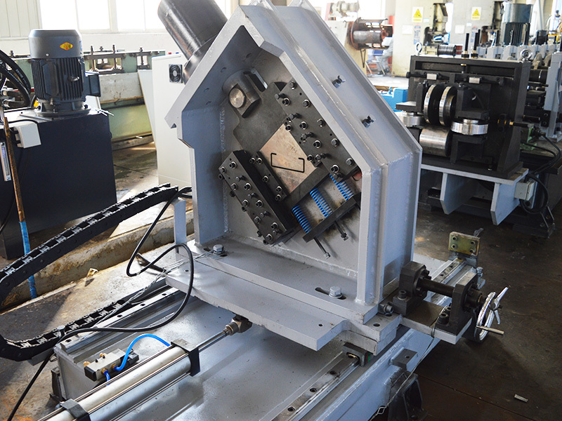 SBL500型数控冲孔辊压生产线