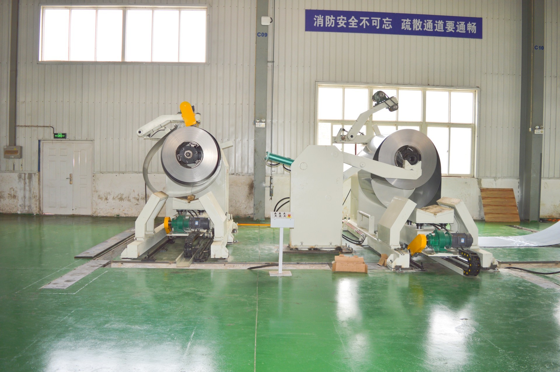 Guangxian CNC: производственная линия лазерной резки рулонного материала, включающая размотку, выравнивание и резку
