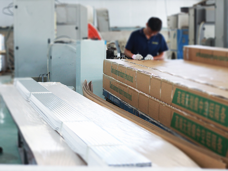 Quality inspector inspection, fully detect the length, width, thickness, and burr of the aluminum strip