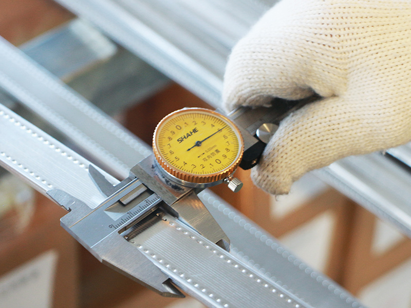 Cover each layer of aluminum spacer with foam pads to prevent scratches on the surface of the aluminum spacer