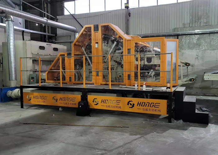 Machine de conversion de non-tissé 2500mm Cardeuse pour tapis et géotextile