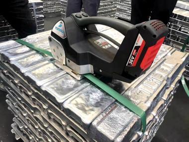 耐威手提打包机接触新行业—稀土金属打包