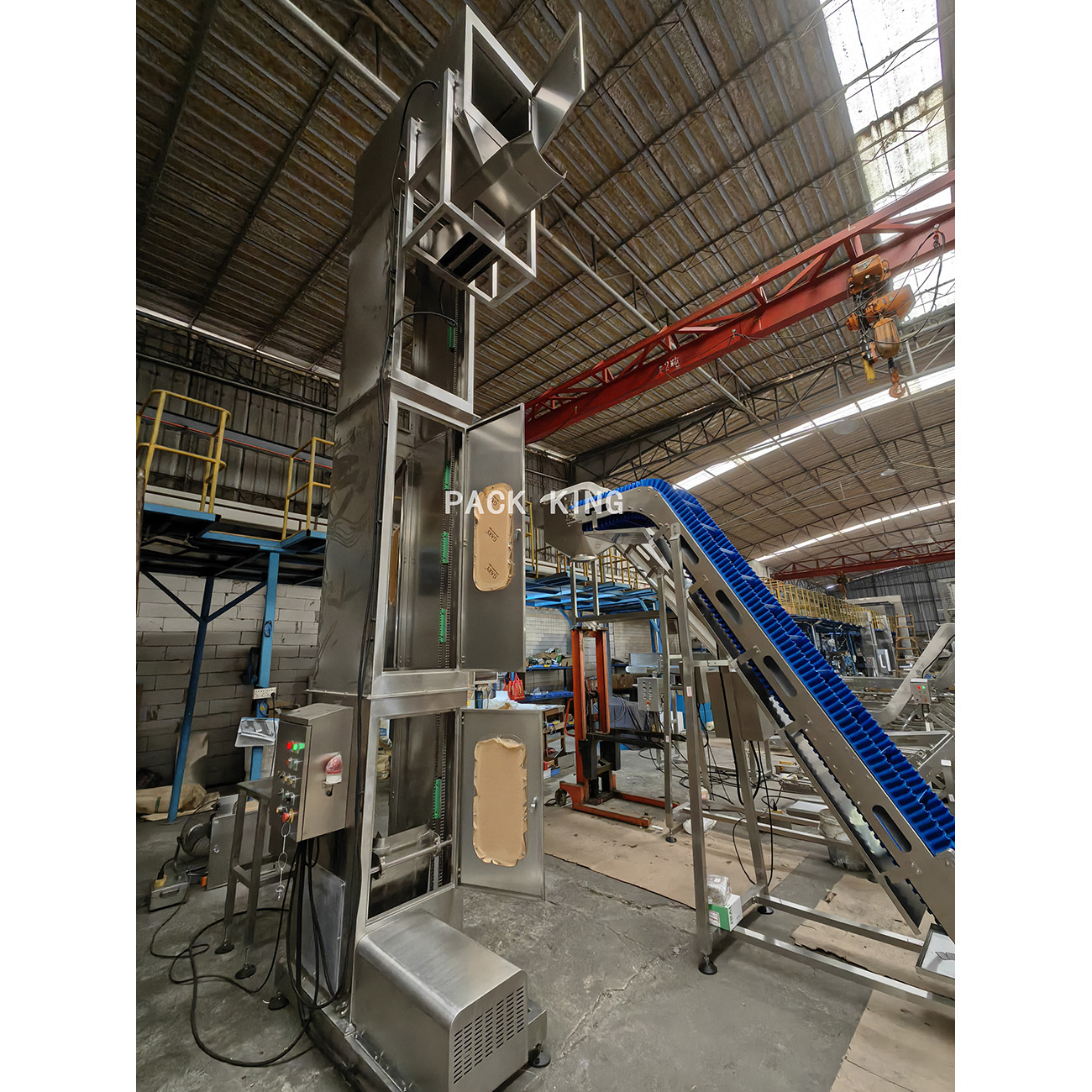 Vertical single bucket elevator combines vibrating feeder