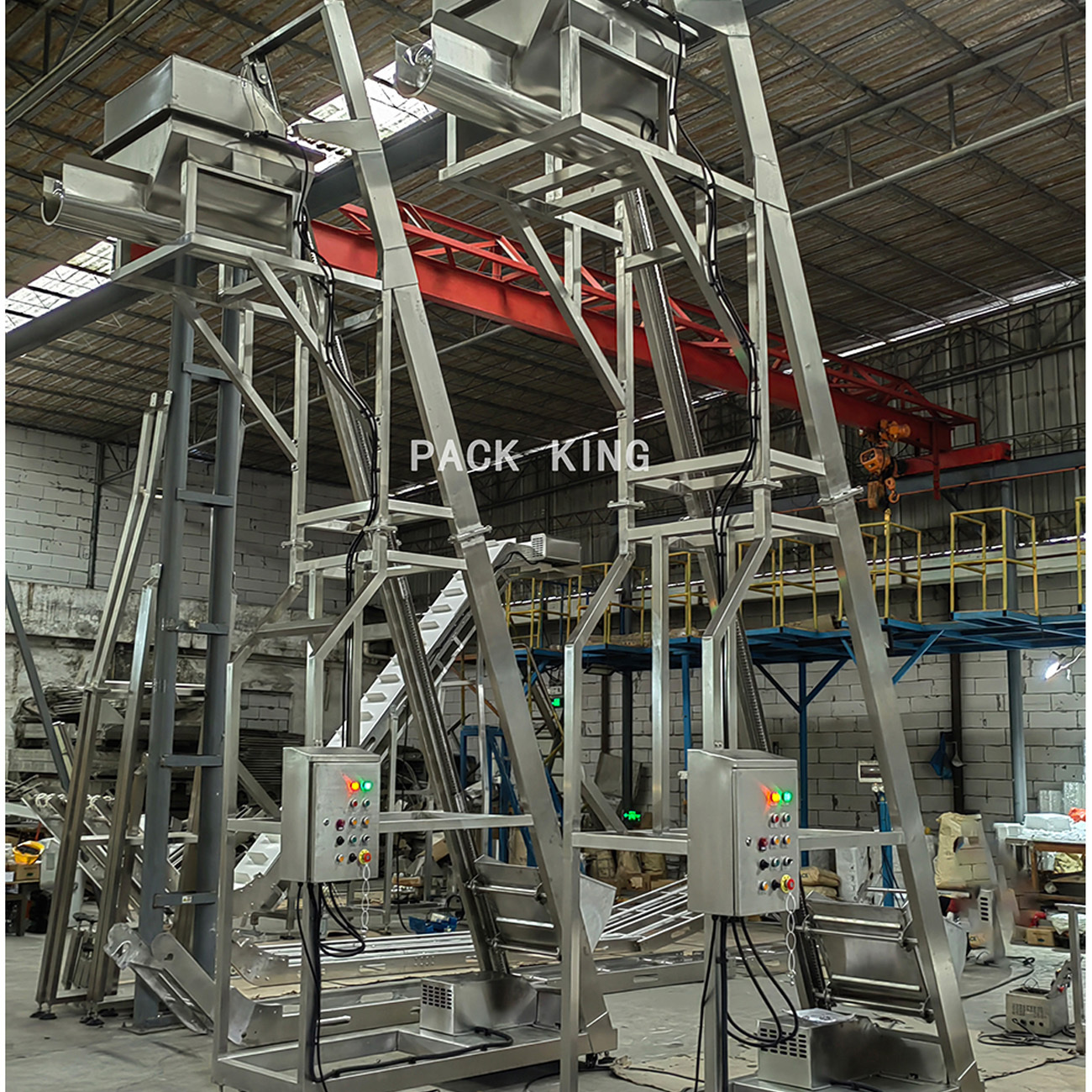 Inclined single bucket elevator combines screw feeder