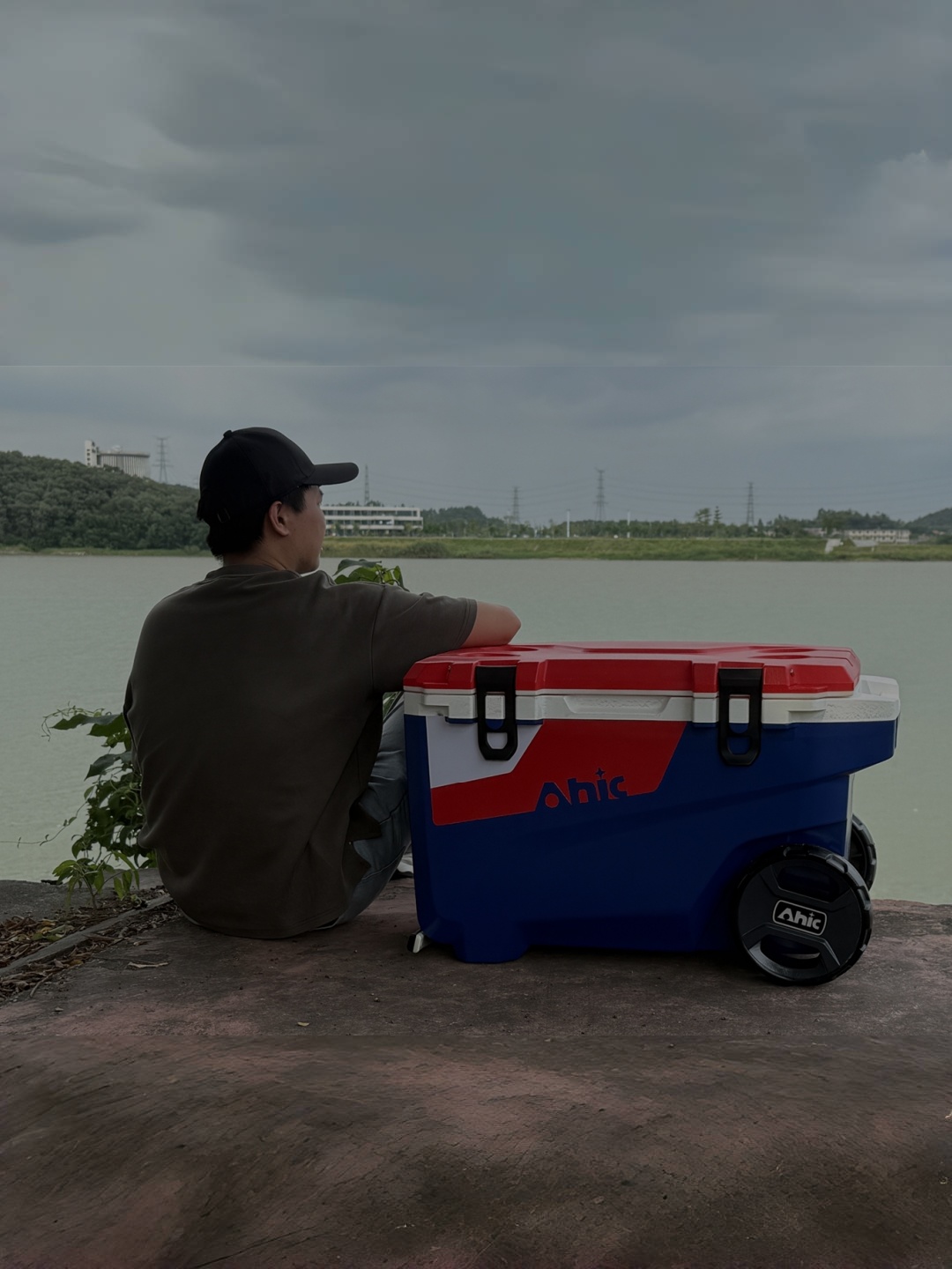 ULTRA-LIGHT WHEELED COOLER