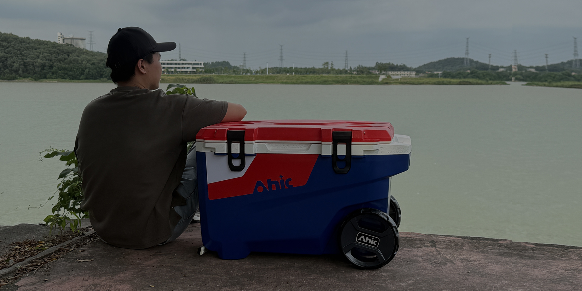 ULTRA-LIGHT WHEELED COOLER
