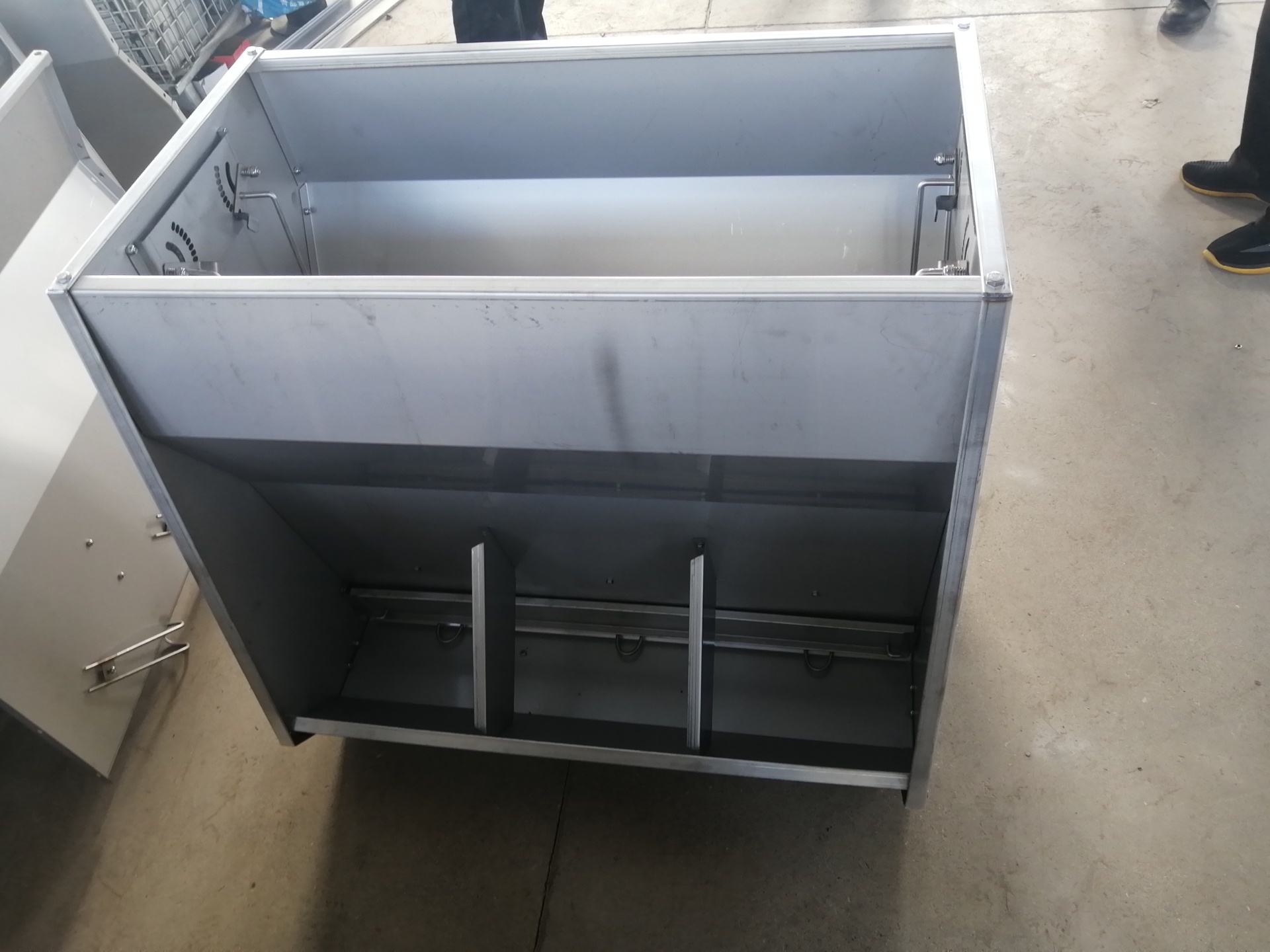 Double side feeder for weaner and finisher