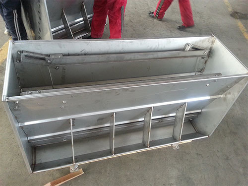 Double side feeder for weaner and finisher