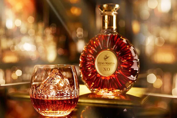 The world in a bottle: the design ingenuity of wine bottles and the market