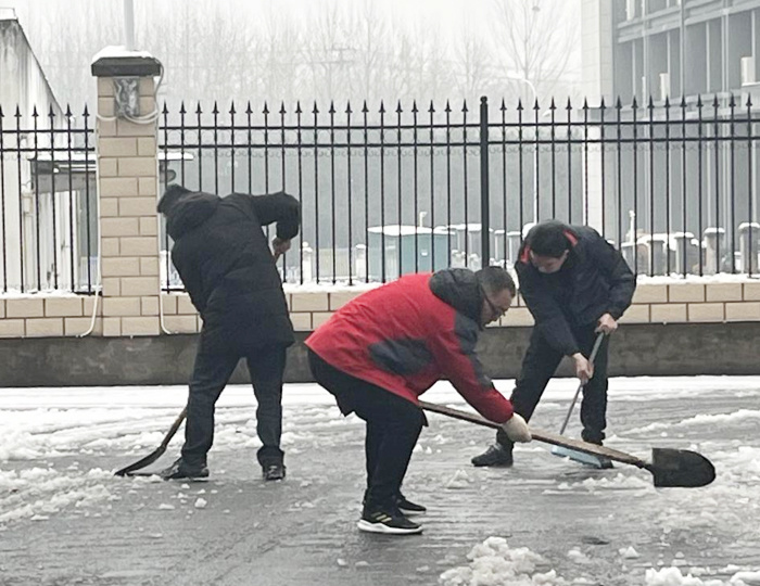 Snow shines in a bountiful year, labor exhibits style--The company organized staff to carry out voluntary snow-clearing activities