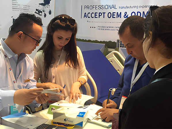 Dubai exhibition, communicate with Algerian guests