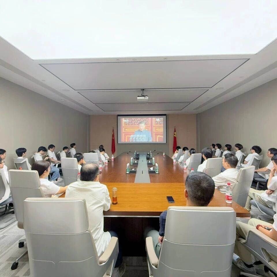 共观阅兵盛典，同燃爱国豪情！恒捷通信全体员工共赴这场视觉盛宴！