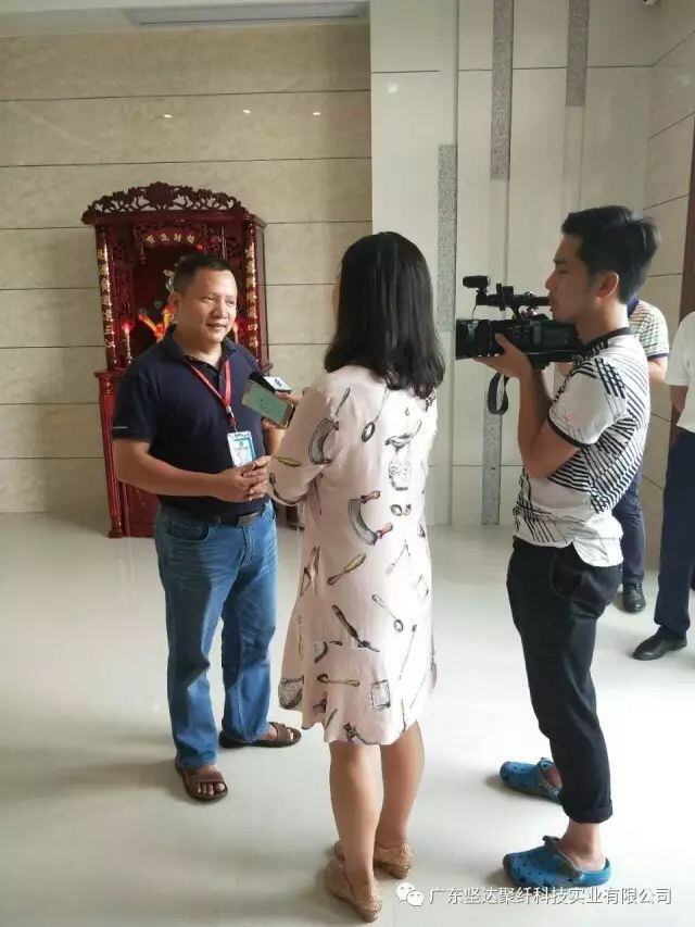 电视台记者采访