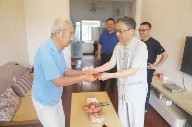 七一前夕 走訪慰問離休老干部