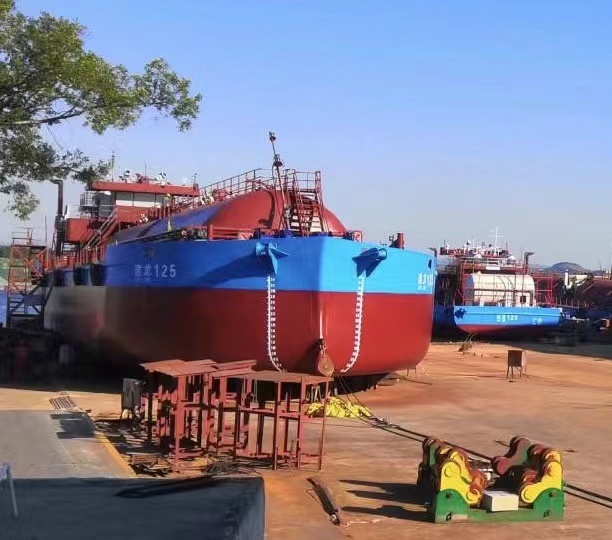 Horizontal marine cement tank