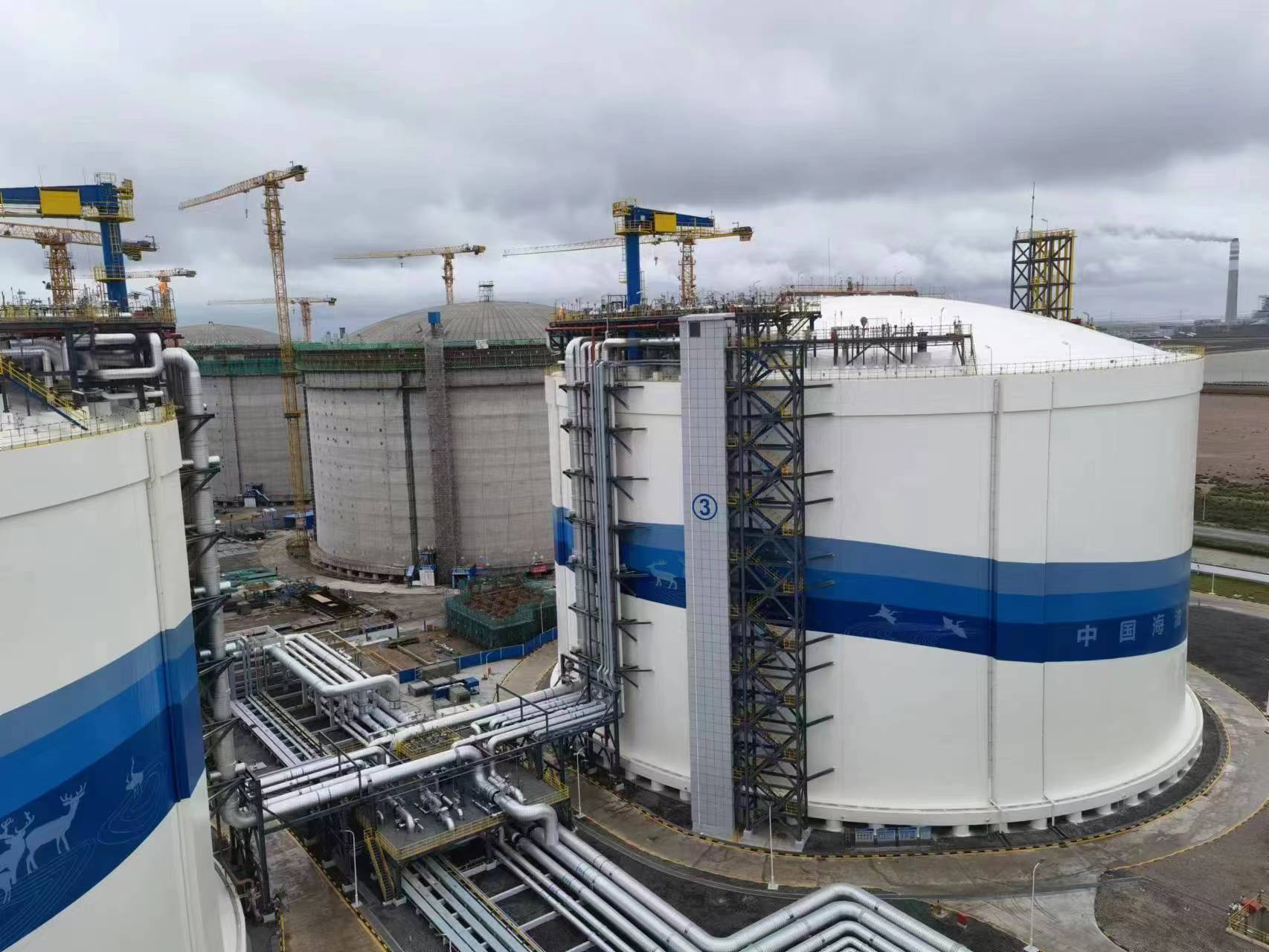 Installation of LNG vertical large low-temperature storage tanks