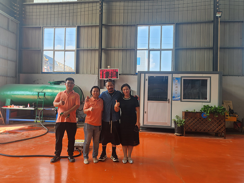 Customers come to visit our factory