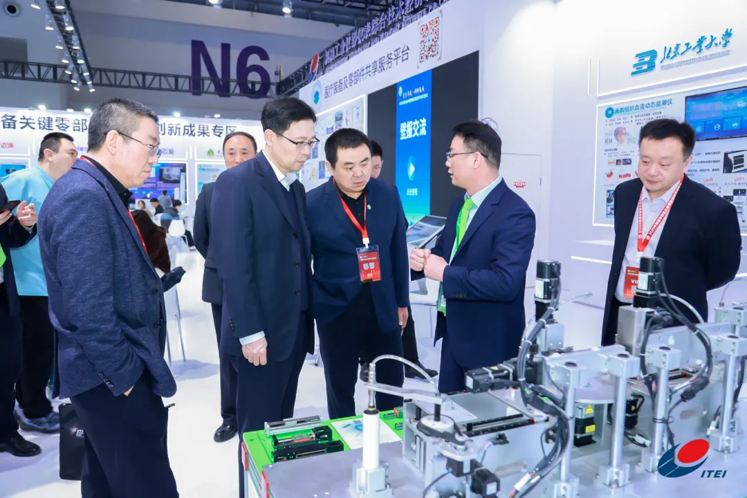 工信部與工業研究所領導一行蒞臨玖鉦2025中國醫學裝備大會展位現場