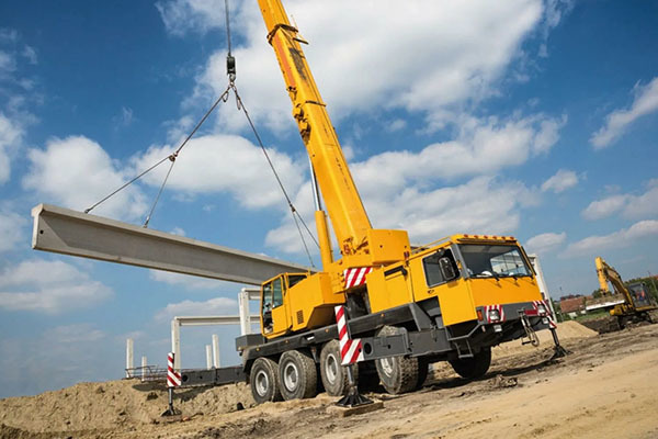 New smart crane leads a new era of construction machinery
