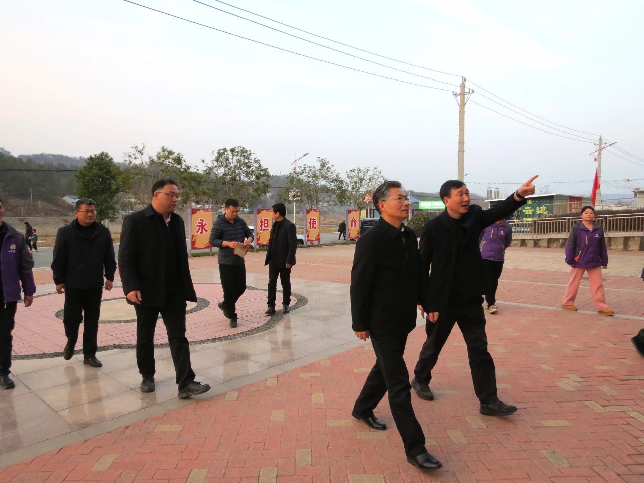 黄冈市委常委、宣传部部长李初敏到四季花海开展文旅安全生产工作调研并慰问专家人才