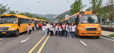 英山一中学子在四季花海开启研学新篇章