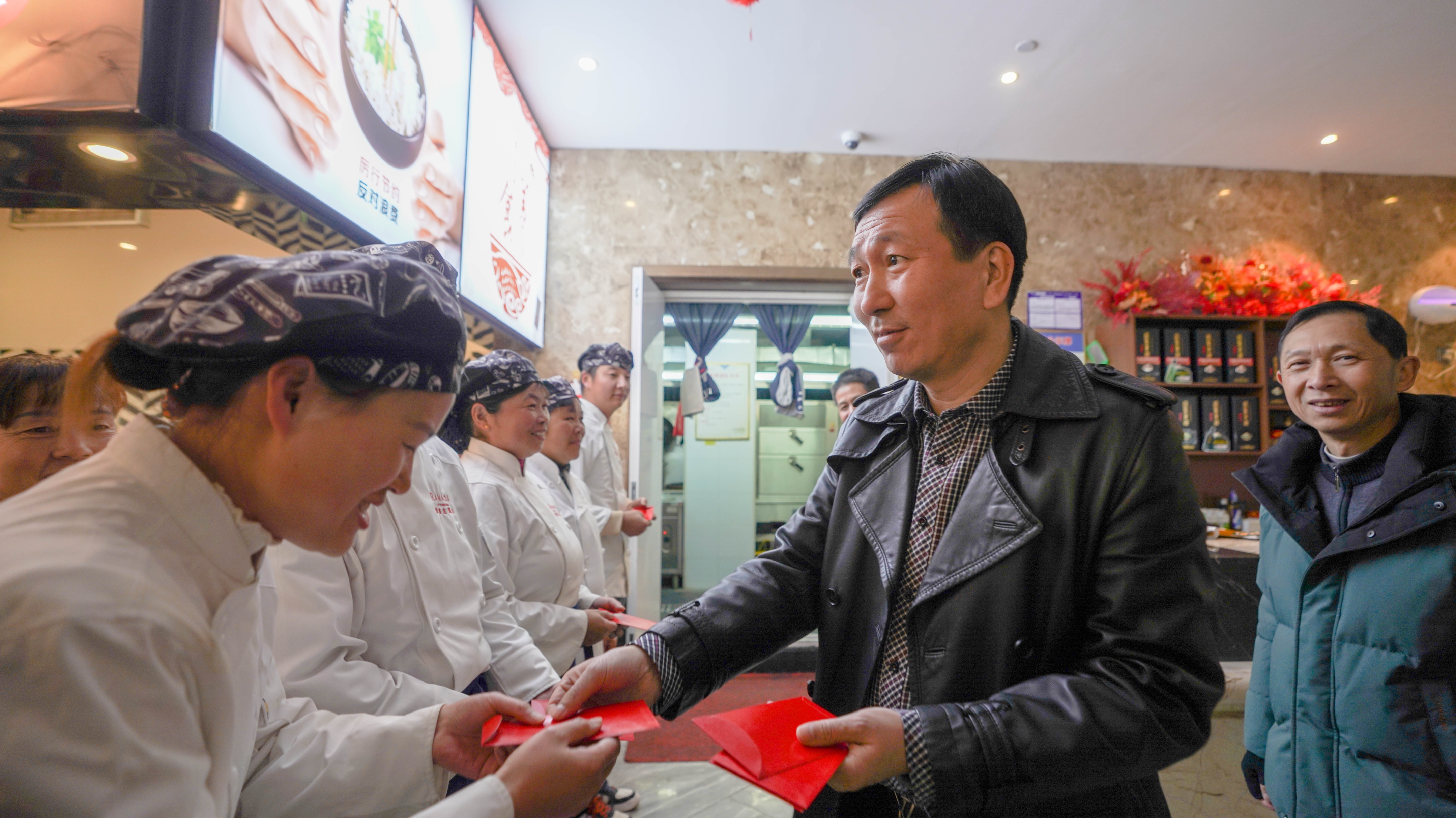 大年初一，四季花海公司董事长杜勇慰问在岗员工