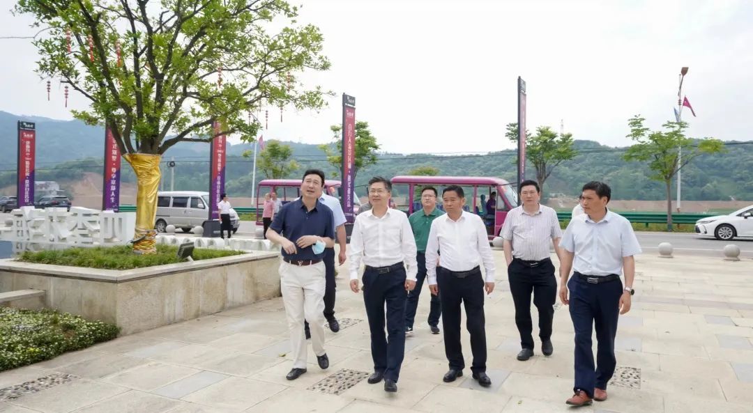 市委宣传部部长李初敏在四季花海考察调研时强调：要坚定信心、坚持目标，推进旅居新镇项目高质量向前发展
