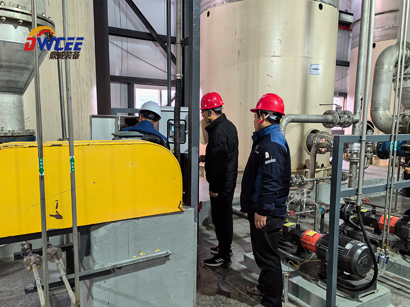 Processo e equipamento de pirólise de carbonização