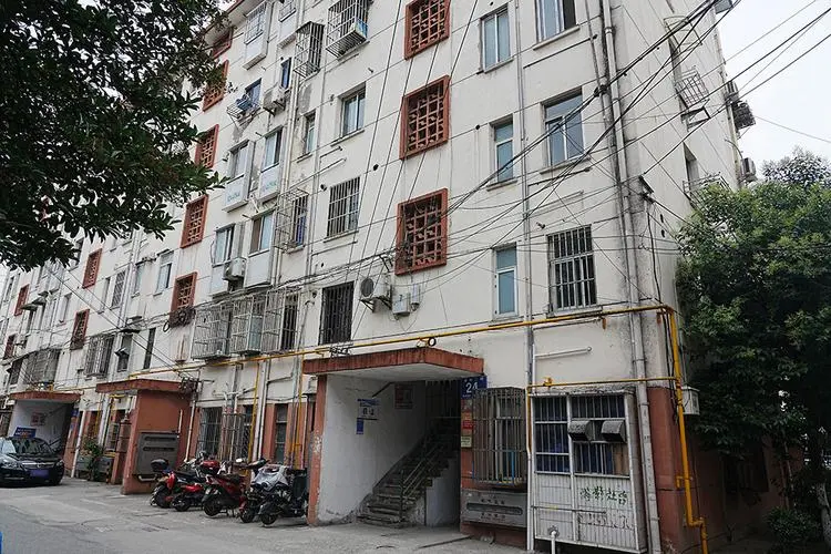 耐高溫消防機(jī)器人及系列產(chǎn)品在老舊居民區(qū)火災(zāi)救援應(yīng)用空間廣闊