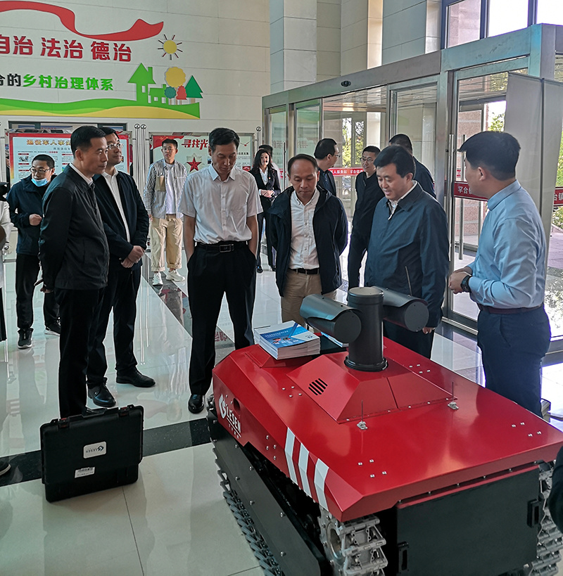 退役軍人事務(wù)廳廳長(zhǎng)蒞臨考察，耐1000℃高溫消防機(jī)器人再受好評(píng)！