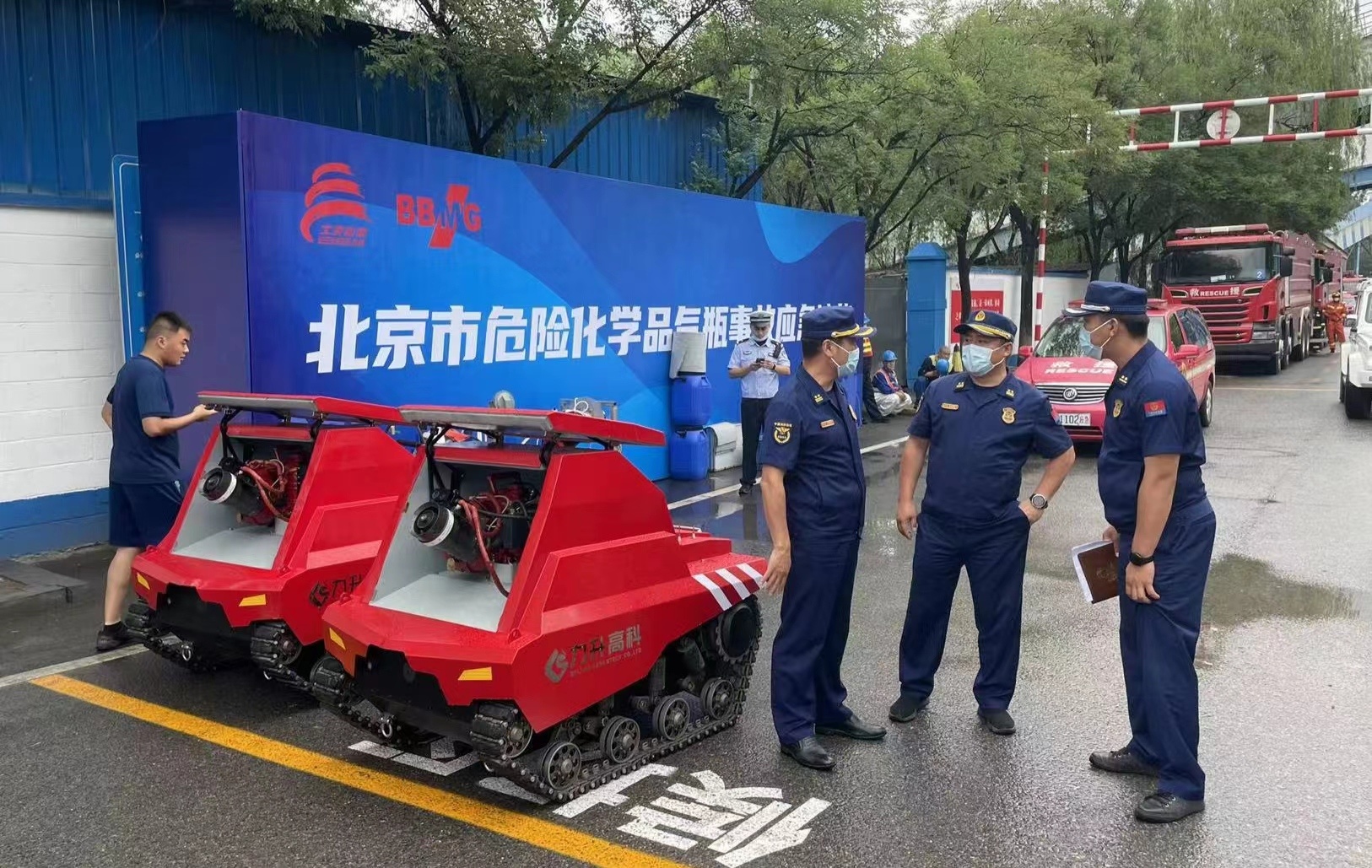 排頭兵！力升高科耐高溫消防機(jī)器人參加北京市危險(xiǎn)化學(xué)品氣瓶事故應(yīng)急演練