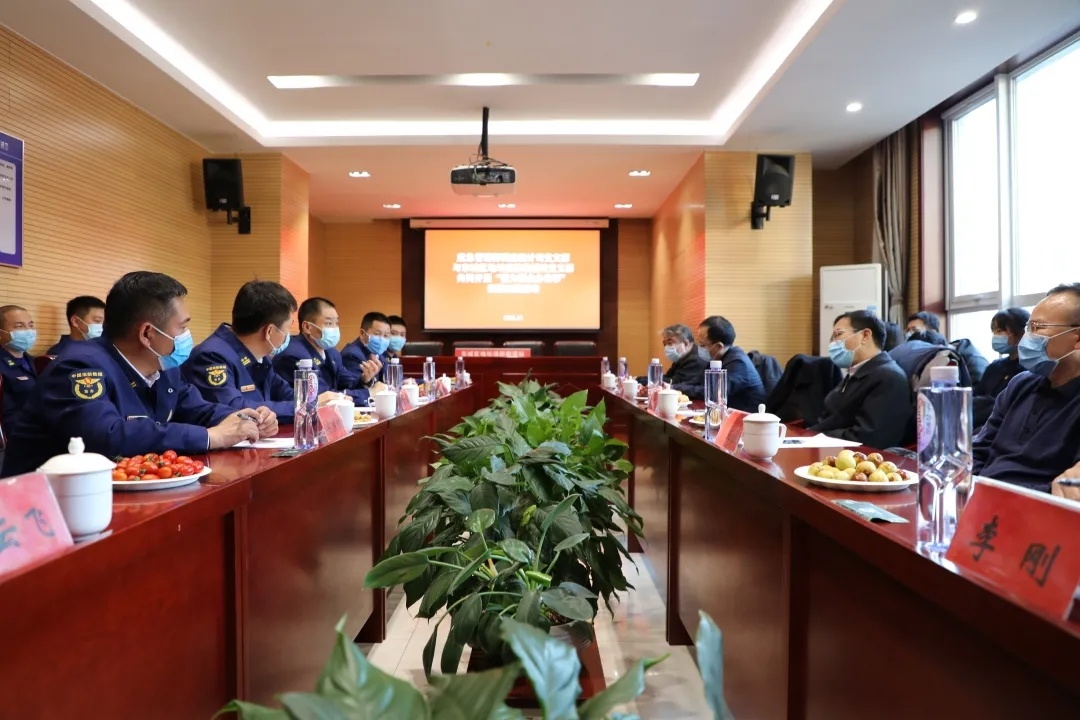 應急管理部總工程師李萬春一行，現(xiàn)場觀摩耐高溫消防機器人