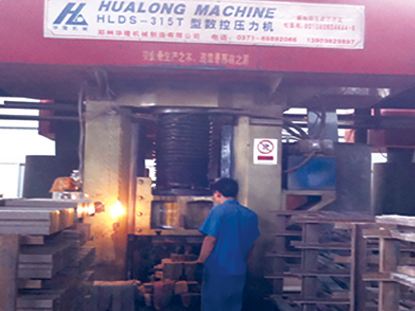 安全高效的自動(dòng)化數(shù)控壓力機(jī)