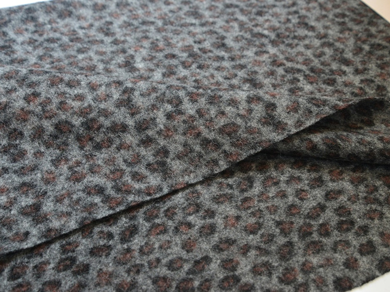 Pure wool three-color leopard print jacquard cloth fabrics all kinds of high-grade clothing fabrics preferred quality