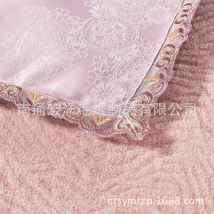 Imported Merino wool is selected as the fabric. After carbonized mercerizing process and high temperature ball rolling, the feel