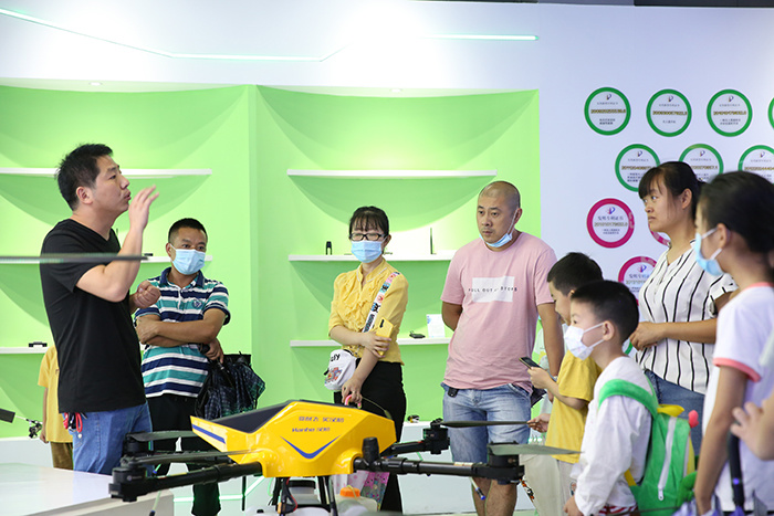 市中小學(xué)生組織觀摩學(xué)習(xí)漢和航空植保無人機(jī)技術(shù)
