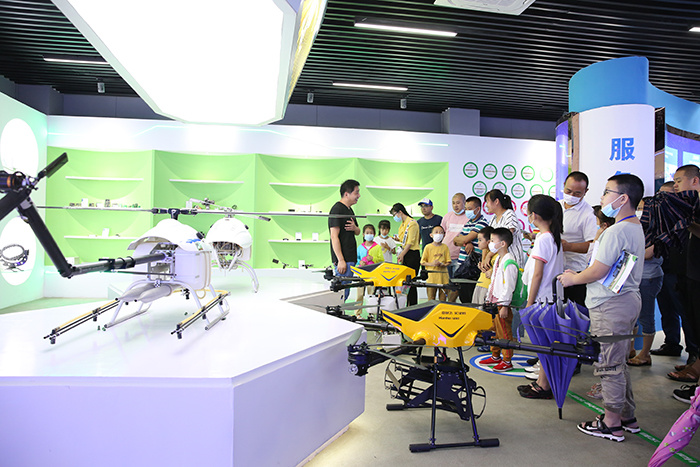 市中小學(xué)生組織觀摩學(xué)習(xí)漢和航空植保無人機(jī)技術(shù)