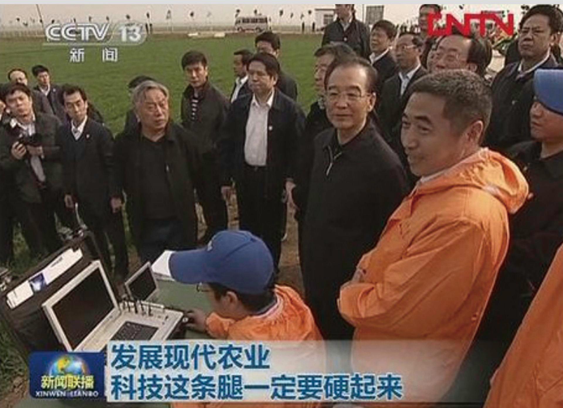 前國(guó)務(wù)院總理溫家寶在河南觀(guān)摩漢和航空無(wú)人機(jī)作業(yè)噴灑