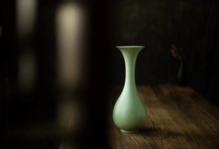 Long-necked Yuhuchun Vase