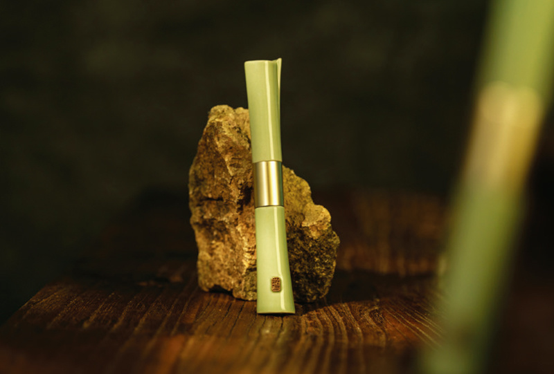 Scroll lip glaze