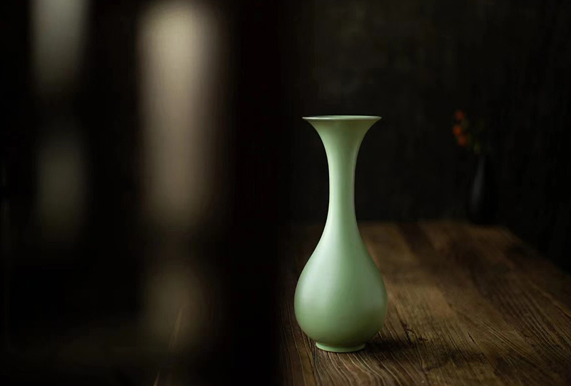 Long-necked jade pot