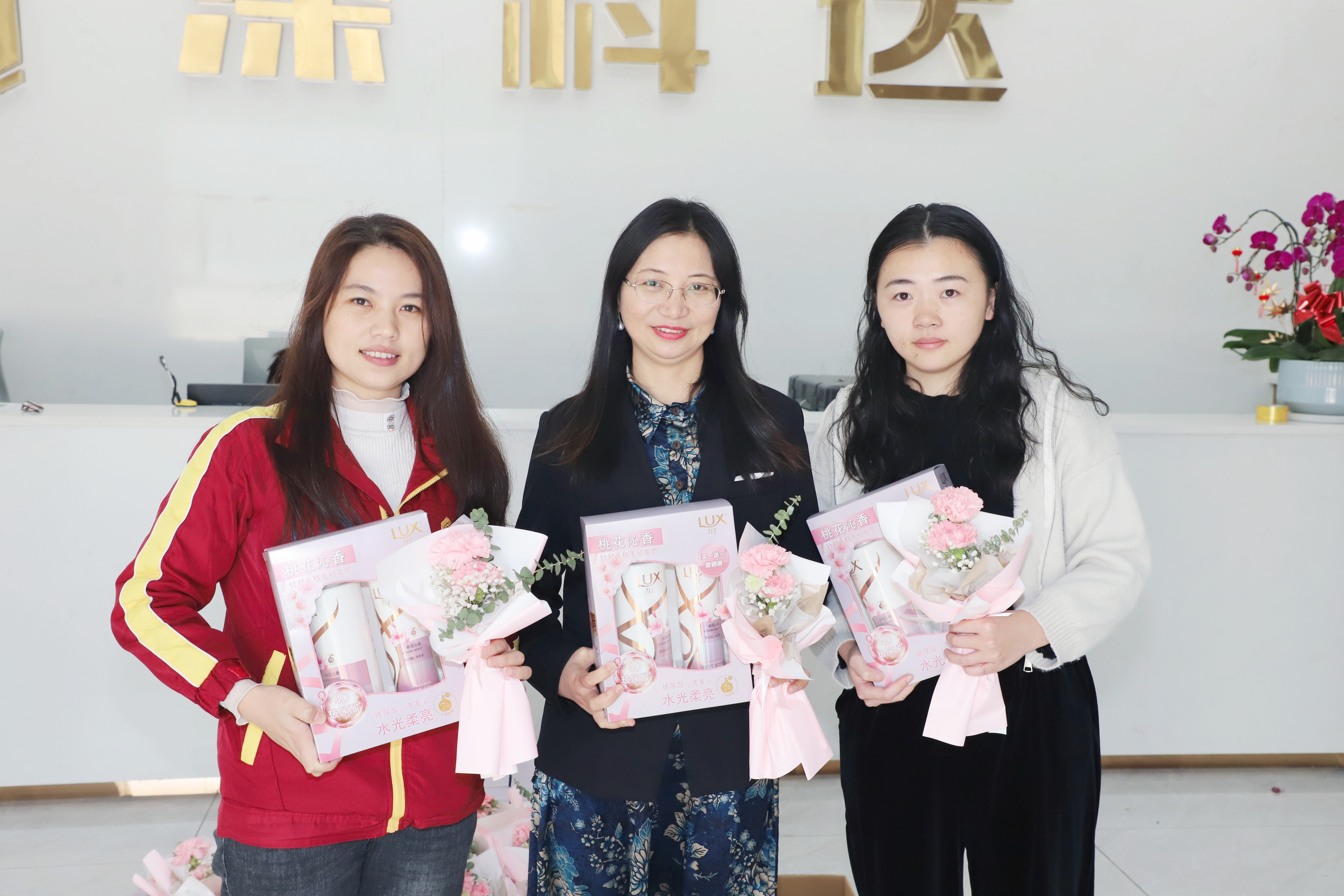 婦女節(jié)快樂 | 鮮花相贈，致敬深科達「倔匠玫瑰」